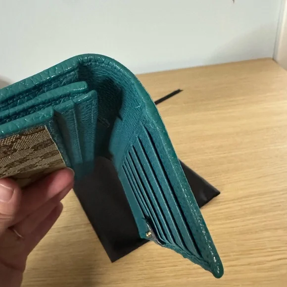 Gucci Beige and Teal Signature Wallet - Picture 11 of 15